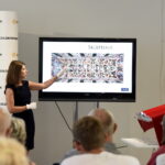 Pokaz albumu fotograficznego "Kaplica Sykstyńska". 3 tomy zawierają fotografie dzieła Michała Anioła. Na zdjęciu: Marta Dębska - wiceprezes Goldenmark / Marzena Mąkosa / Radio Kielce