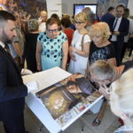 Pokaz albumu fotograficznego "Kaplica Sykstyńska". 3 tomy zawierają fotografie dzieła Michała Anioła / Marzena Mąkosa / Radio Kielce