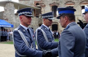 Wojewódzkie Święto Policji na zamku Krzyżtopór w Ujeździe. Na zdjęciu od lewej: generalny inspektor Jarosław Szymczyk i nadinspektor Dariusz Augustyniak / Emilia Sitarska / Radio Kielce