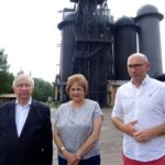 Starachowice. Konferencja ws. rozwoju Muzeum Przyrody i Techniki. Na zdjęciu od lewej poseł PiS Krzysztof Lipiec, starosta starachowicki Danuta Krępa i prezes SSE Starachowice Marcin Perz na tle Wielkiego Pieca w Muzeum Przyrody i Techniki / Emilia Sitarska / Radio Kielce