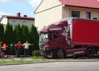 Ostrowiec Św. TIR wjechał w budynek mieszkalny. / Emilia Sitarska / Radio Kielce