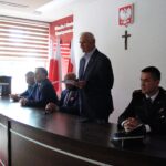 Nowy sprzęt strażacki dla jednostek OSP z gminy Koprzywnica. Na zdjęciu od lewej: Andrzej Bętkowski, wicewojewoda świętokrzyski, Marek Kwitek, poseł PiS, Mariusz Gosek, dyrektor biura posła Zbigniewa Ziobro, Marek Jońca, burmistrz Koprzywnicy, Piotr Krytusa, komendant powiatowy PSP w Sandomierzu / Grażyna Szlęzak-Wójcik / Radio Kielce