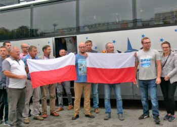 Wyjazd sadowników z Sandomierza i Klimontowa na protest przed Kancelarię Premiera w Warszawie / Grażyna Szlęzak-Wójcik / Radio Kielce