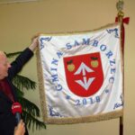 Rada Gminy w Samborcu podejmuje decyzję w sprawie symboli heraldycznych. Wójt gminy Witold Surowiec prezentuje sztandar gminy / Grażyna Szlęzak-Wójcik / Radio Kielce