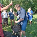 Festiwal im. Krystyny Jamroz. Andrzej Piaseczny zasadza pamiątkowe drzewko w Parku Zdrojowym / Piotr Kaleta / Buskie Samorządowe Centrum Kultury