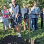 Festiwal im. Krystyny Jamroz. Andrzej Piaseczny zasadza pamiątkowe drzewko w Parku Zdrojowym / Piotr Kaleta / Buskie Samorządowe Centrum Kultury