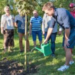 Festiwal im. Krystyny Jamroz. Andrzej Piaseczny zasadza pamiątkowe drzewko w Parku Zdrojowym / Piotr Kaleta / Buskie Samorządowe Centrum Kultury