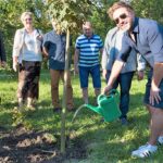 Festiwal im. Krystyny Jamroz. Andrzej Piaseczny zasadza pamiątkowe drzewko w Parku Zdrojowym / Piotr Kaleta / Buskie Samorządowe Centrum Kultury