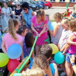 Szewna. Plac zabaw zaprojektowany przez przedszkolaków. Na zdjęciu wśród dzieci dyrektor przedszkola Małgorzata Turczyńska / Emilia Sitarska / Radio Kielce