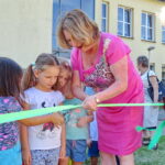 Szewna. Plac zabaw zaprojektowany przez przedszkolaków. Na zdjęciu wśród dzieci dyrektor przedszkola Małgorzata Turczyńska / Emilia Sitarska / Radio Kielce