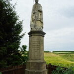 27.06.2018 Okalina. Pomnik z wizerunkiem bł. Wincentego Kadłubka ufundowany przez rodzinę Karskich z Włostowa / Emilia Sitarska / Radio Kielce