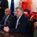 Opatów. Przekazanie sprzętu jednostkom Ochotniczej Straży Pożarnej z gminy opatów. Na zdjęciu od lewej: Mariusz Gosek - sekretarz generalny Solidarnej Polski i senator Jarosław Rusiecki / Emilia Sitarska / Radio Kielce