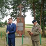 Wola Grójecka. Uroczystości patriotyczne w miejscu bitwy oddziału Tomasza Wójcika "Tarzana". Od lewej: Arkadiusz Bąk, przewodniczący Sejmiku Województwa Świętokrzyskiego i Kazimierz Kocowski, prezes ostrowieckiego Koła Związku Żołnierzy Armii Krajowej / Emilia Sitarska / Radio Kielce