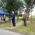 Wola Grójecka. Uroczystości patriotyczne w miejscu bitwy oddziału Tomasza Wójcika "Tarzana". Senator PiS Jarosław Rusiecki, przewodniczący Senackiej Komisji Obrony Narodowej i Kazimierz Kocowski, prezes ostrowieckiego Koła Związku Żołnierzy Armii Krajowej / Emilia Sitarska / Radio Kielce