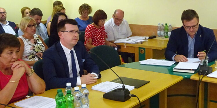 Sesja Rady Miejskiej. Od lewej: wiceprezydent Marzena Dębniak i prezydent Jarosław Górczyński / Emilia Sitarska / Radio Kielce