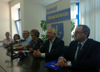 Starachowice. Przekazanie pieniędzy od PFRON. Na zdjęciu od lewej: Aneta Świercz - dyrektor DPS, członek Zarządu Powiatu Monika Nowak, wicestarosta starachowicki Marek Pawłowski, starosta starachowicki Danuta Krępa, poseł PiS Krzysztof Lipiec i Andrzej Michalski - dyrektor świętokrzyskiego PFRON / Emilia Sitarska / Radio Kielce