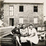Polacy ratujący Żydów. Nowy Korczyn. Macugowscy. Stefania Macugowska z siostrami na tle domu w Nowym Korczynie gdzie pod podłogą ukrywano Żydów / Archiwum / rodziny Macugowskich
