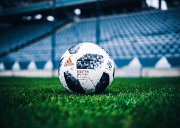 "Telstar 18" - piłka, która 9 lutego zadebiutuje na boiskach LOTTO Ekstraklasy. To także oficjalna futbolówka Mistrzostw Świata FIFA 2018. Dzięki wbudowanemu chipowi NFC jest najnowocześniejszym produktem w tym segmencie / ekstraklasa.org