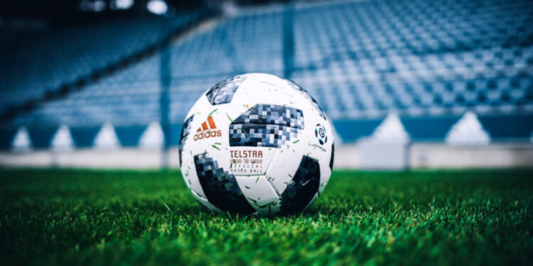 "Telstar 18" - piłka, która 9 lutego zadebiutuje na boiskach LOTTO Ekstraklasy. To także oficjalna futbolówka Mistrzostw Świata FIFA 2018. Dzięki wbudowanemu chipowi NFC jest najnowocześniejszym produktem w tym segmencie / ekstraklasa.org