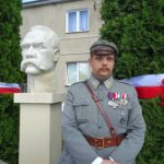 Jakubowice. Odsłonięcie popiersia Józefa Piłsudskiego. Na zdjęciu Tomasz Jamróz-Piłsudski, praprawnuk  Adama, brata Józefa Piłsudskiego przed popiersiem marszałka / Emilia Sitarska / Radio Kielce