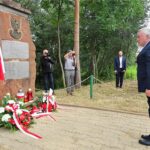 Wola Grójecka. Uroczystości patriotyczne w miejscu bitwy oddziału Tomasza Wójcika "Tarzana". Kwiaty składa wicewojewoda świętokrzyski Andrzej Bętkowski / Emilia Sitarska / Radio Kielce