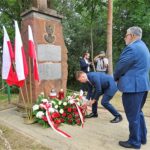 Wola Grójecka. Uroczystości patriotyczne w miejscu bitwy oddziału Tomasza Wójcika "Tarzana". Kwiaty składają przewodniczący Sejmiku Województwa Świętokrzyskiego Arkadiusz Bąk i wiceprzewodniczący Grigor Szaginian / Emilia Sitarska / Radio Kielce