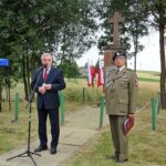 Wola Grójecka. Uroczystości patriotyczne w miejscu bitwy oddziału Tomasza Wójcika "Tarzana". Od lewej wicewojewoda świętokrzyski Andrzej Bętkowski i Kazimierz Kocowski, prezes ostrowieckiego Koła Związku Żołnierzy Armii Krajowej / Emilia Sitarska / Radio Kielce