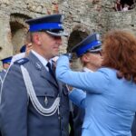 Wojewódzkie Święto Policji na zamku Krzyżtopór w Ujeździe. Medal wręcza wojewoda świętokrzyski Agata Wojtyszek / Emilia Sitarska / Radio Kielce