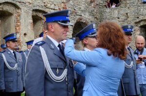 Wojewódzkie Święto Policji na zamku Krzyżtopór w Ujeździe. Medal wręcza wojewoda świętokrzyski Agata Wojtyszek / Emilia Sitarska / Radio Kielce