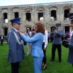 Wojewódzkie Święto Policji na zamku Krzyżtopór w Ujeździe. Medal wręcza wojewoda świętokrzyski Agata Wojtyszek / Emilia Sitarska / Radio Kielce