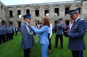 Wojewódzkie Święto Policji na zamku Krzyżtopór w Ujeździe. Medal wręcza wojewoda świętokrzyski Agata Wojtyszek / Emilia Sitarska / Radio Kielce