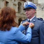 Wojewódzkie Święto Policji na zamku Krzyżtopór w Ujeździe. Medal wręcza wojewoda świętokrzyski Agata Wojtyszek / Emilia Sitarska / Radio Kielce