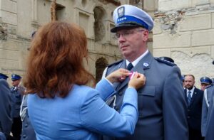 Wojewódzkie Święto Policji na zamku Krzyżtopór w Ujeździe. Medal wręcza wojewoda świętokrzyski Agata Wojtyszek / Emilia Sitarska / Radio Kielce