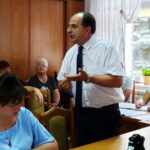 Protest mieszkańców przeciwko produkcji niebezpiecznych materiałów na terenie gminy. Po prawej Szymon Sidor - wójt Wojciechowic  w czasie sesji rady gminy / Emilia Sitarska / Radio Kielce