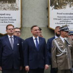 Uroczysty apel na ul. Oleandry. Na zdjęciu od lewej: Jacek Majchrowski - prezydent Miasta Krakowa, Jan Józef Kasprzyk - szef Urzędu do Spraw Kombatantów i Osób Represjonowanych i Andrzej Duda - prezydent Rzeczypospolitej Polskiej / Marzena Mąkosa / Radio Kielce