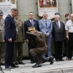 Uroczysty apel na ul. Oleandry. Na zdjęciu: Andrzej Duda - prezydent Rzeczypospolitej Polskiej i Dionizy Krawczyński - komendant Marszu Szlakiem Pierwszej Kompanii Kadrowej / Marzena Mąkosa / Radio Kielce