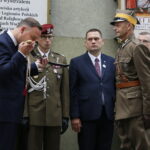 Uroczysty apel na ul. Oleandry. Na zdjęciu: Andrzej Duda - prezydent Rzeczypospolitej Polskiej i Dionizy Krawczyński - komendant Marszu Szlakiem Pierwszej Kompanii Kadrowej / Marzena Mąkosa / Radio Kielce