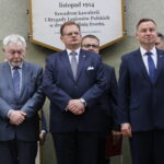 Uroczysty apel na ul. Oleandry. Na zdjęciu od lewej: Jacek Majchrowski - prezydent Miasta Krakowa, Jan Józef Kasprzyk - szef Urzędu do Spraw Kombatantów i Osób Represjonowanych i Andrzej Duda - prezydent Rzeczypospolitej Polskiej / Marzena Mąkosa / Radio Kielce