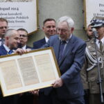 Uroczysty apel na ul. Oleandry. Po prawej: Jacek Majchrowski - prezydent Miasta Krakowa / Marzena Mąkosa / Radio Kielce