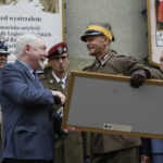 Uroczysty apel na ul. Oleandry. Na zdjęciu: Jacek Majchrowski - prezydent Miasta Krakowa i Dionizy Krawczyński - komendant Marszu Szlakiem Pierwszej Kompanii Kadrowej / Marzena Mąkosa / Radio Kielce