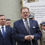 Uroczysty apel na ul. Oleandry. Na zdjęciu po lewej Andrzej Duda - prezydent Rzeczypospolitej Polskiej. Przemawia Jan Józef Kasprzyk - szef Urzędu do Spraw Kombatantów i Osób Represjonowanych / Marzena Mąkosa / Radio Kielce