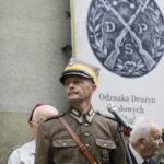 Uroczysty apel na ul. Oleandry. Na zdjęciu: Dionizy Krawczyński - komendant Marszu Szlakiem Pierwszej Kompanii Kadrowej / Marzena Mąkosa / Radio Kielce