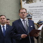 Uroczysty apel na ul. Oleandry. Przemawia Jan Józef Kasprzyk - szef Urzędu do Spraw Kombatantów i Osób Represjonowanych. Po lewej: Andrzej Duda - prezydent Rzeczypospolitej Polskiej / Marzena Mąkosa / Radio Kielce