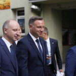 Uroczysty apel na ul. Oleandry. Na zdjęciu po prawej: Andrzej Duda - prezydent Rzeczypospolitej Polskiej / Marzena Mąkosa / Radio Kielce