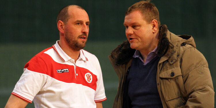 Maciej Bartodziejski (z lewej) został nowym trenerem siatkarek KSZO Ostrowiec / lsk.plps.pl