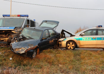 Kilka radiowozów ścigało samochód, który nie zatrzymał się do kontroli w Sandomierzu / podkarpacka.policja.gov.pl