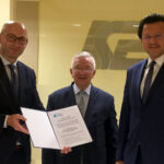 Podpisanie zezwolenia na budowę fabryki autobusów z napędem elektrycznym. Na zdjęciu (od lewej): Marcin Perz - prezes Starachowickiej Specjalnej Strefy Ekonomicznej, Krzysztof Lipiec - poseł Prawa i Sprawiedliwości, Artur Szewernocha - przedstawiciel zarządu MAN / SSE Starachowice