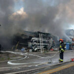 Straty po pożarze magazynu budowlanego w Stopnicy oszacowano na ponad 3 miliony 800 tysięcy złotych / facebook.com/Pacanów_online