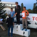 Leszno. Szybowcowe Mistrzostwa Polski Juniorów. Maciej Kowalski z Aeroklubu Kieleckiego wygrał Mistrzostwa Polski Juniorów w klasie Klub B. Na podium (od lewej): Piotr Kujawa - Aeroklub Włocławski (2 miejsce); Maciej Kowalski - Aeroklub Kielecki (1 miejsce) i Stanisław Biela - Aeroklub Nowy Targ (3 miejsce) / facebook.com/Aeroklub.Kielecki