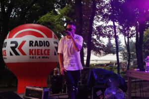 Koncertowe Lato z Radiem Kielce. W parku miejskim wystąpił raper Sitek / Stanisław Blinstrub / Radio Kielce